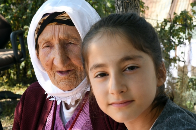 Torununun torununu görmenin mutluluğuyla yaşıyor